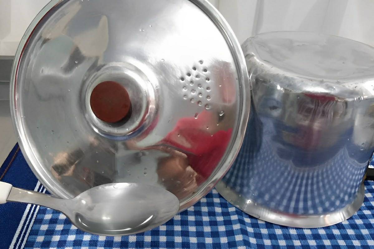 Coloquei uma colher desse produto nos meus alumínios e eles ficaram brilhando como novos