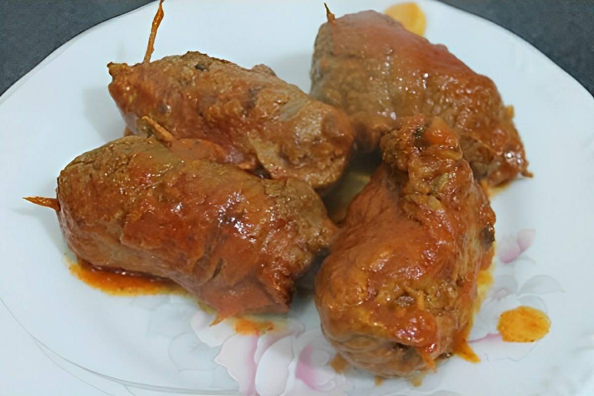Bife à role com bacon cenoura e linguiça um prato delicioso para qualquer dia da semana