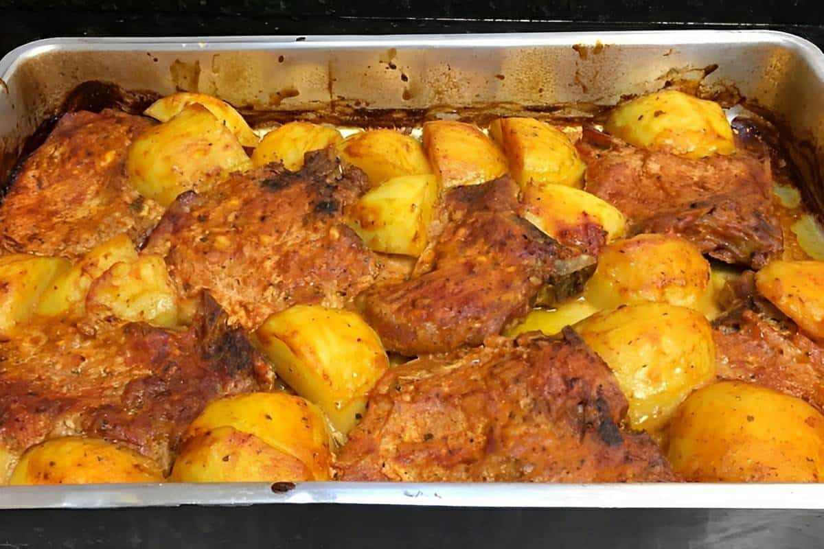 Bisteca com batata no forno fácil e deliciosa perfeita para o almoço do dia a dia