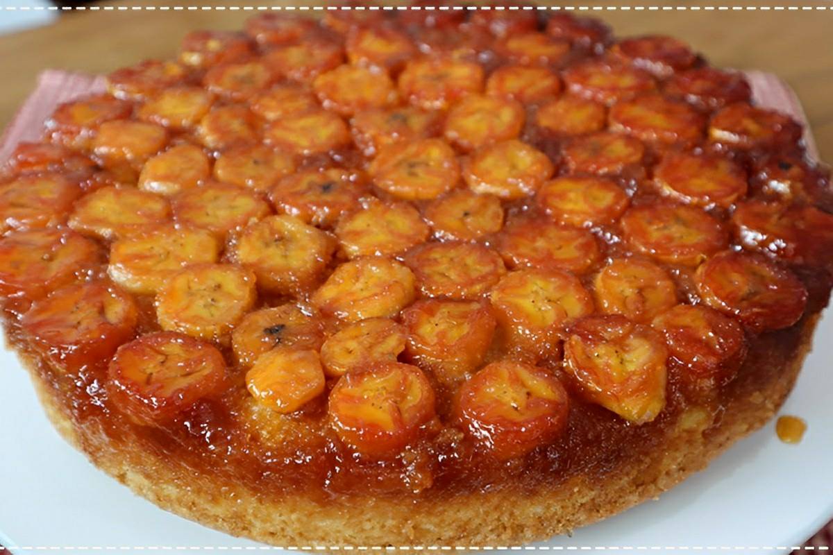 Bolo de banana caramelado com pedaços da fruta uma delícia para seu lanche da tarde