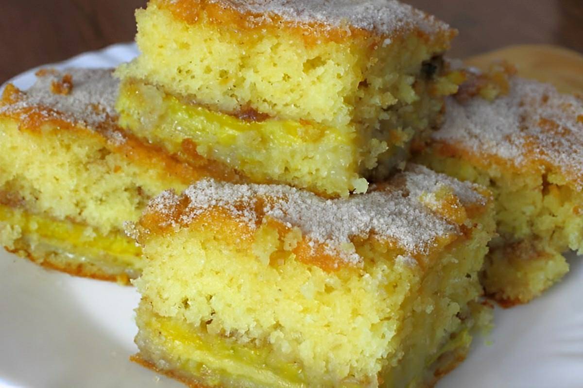 Bolo de banana que já sai do forno recheado com pronto para desenformar e servir