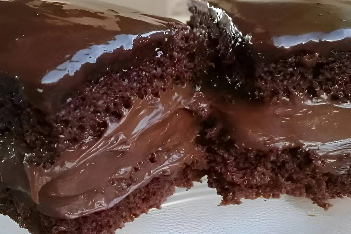 Bolo de chocolate recheado com brigadeiro cremoso uma delícia para fazer nas férias