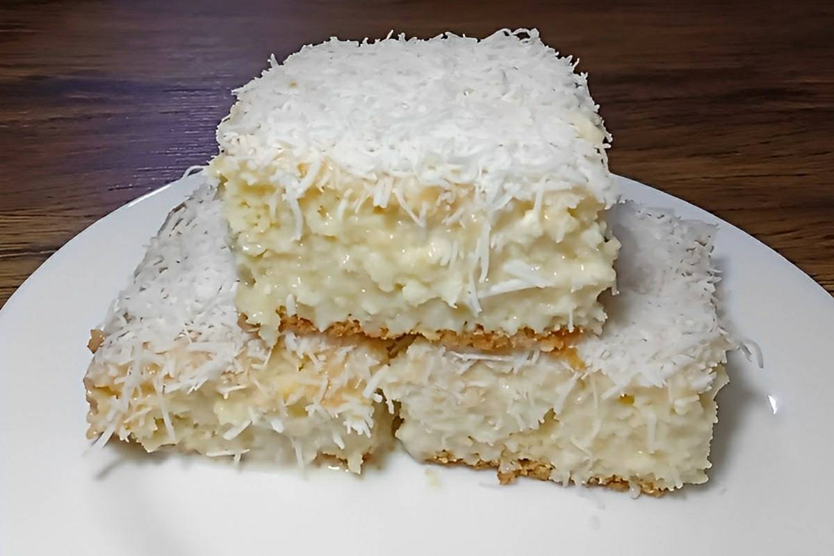Bolo de coco gelado bem molhadinho para servir como bolo de festa ou sobremesa