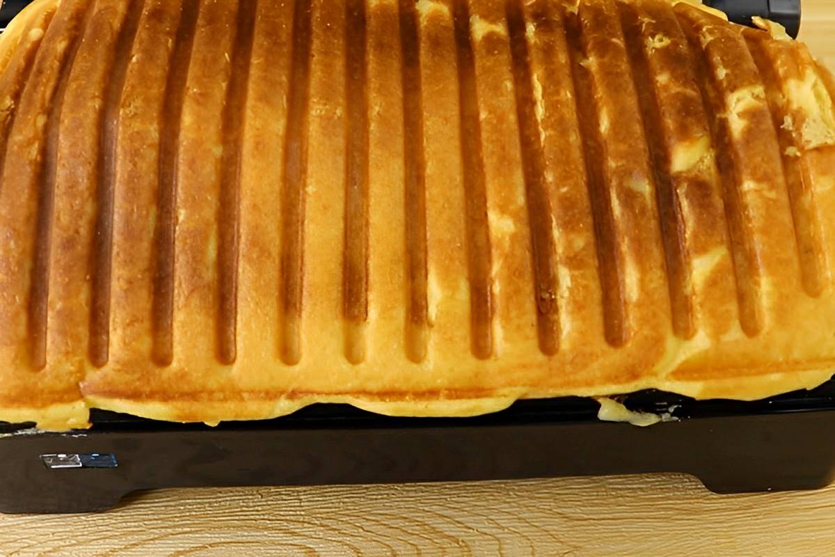 Bolo de fubá na sanduicheira fica pronto em poucos minutos e é uma delícia