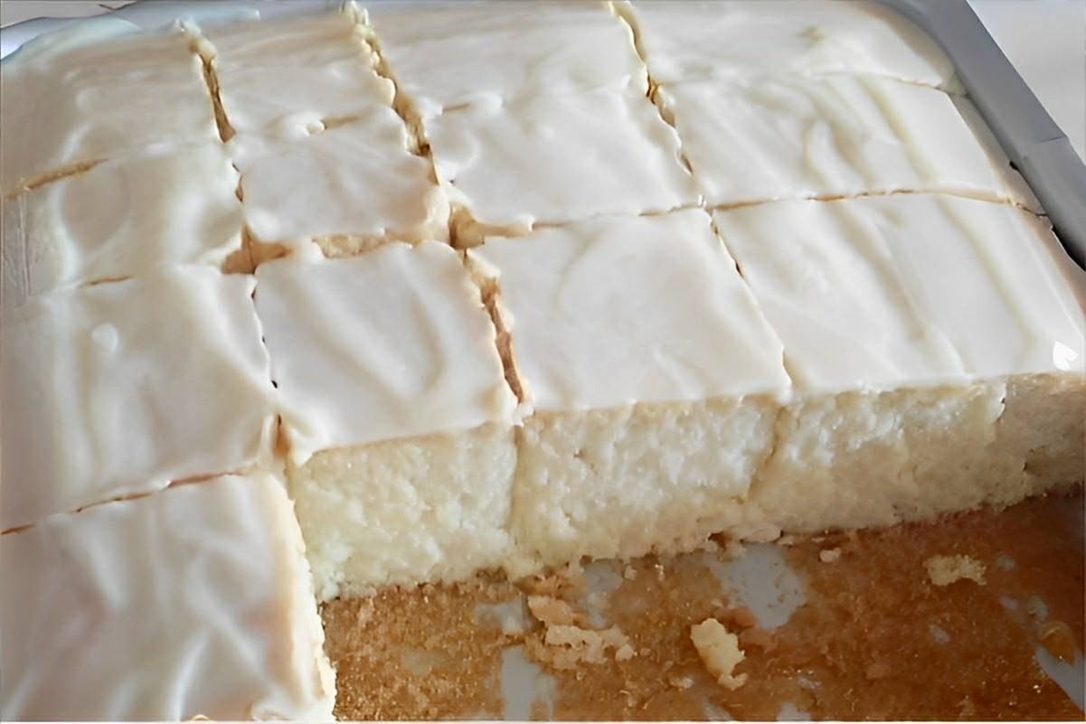 Bolo de limão com cobertura azedinha e deliciosa perfeita para o seu café ou lanche