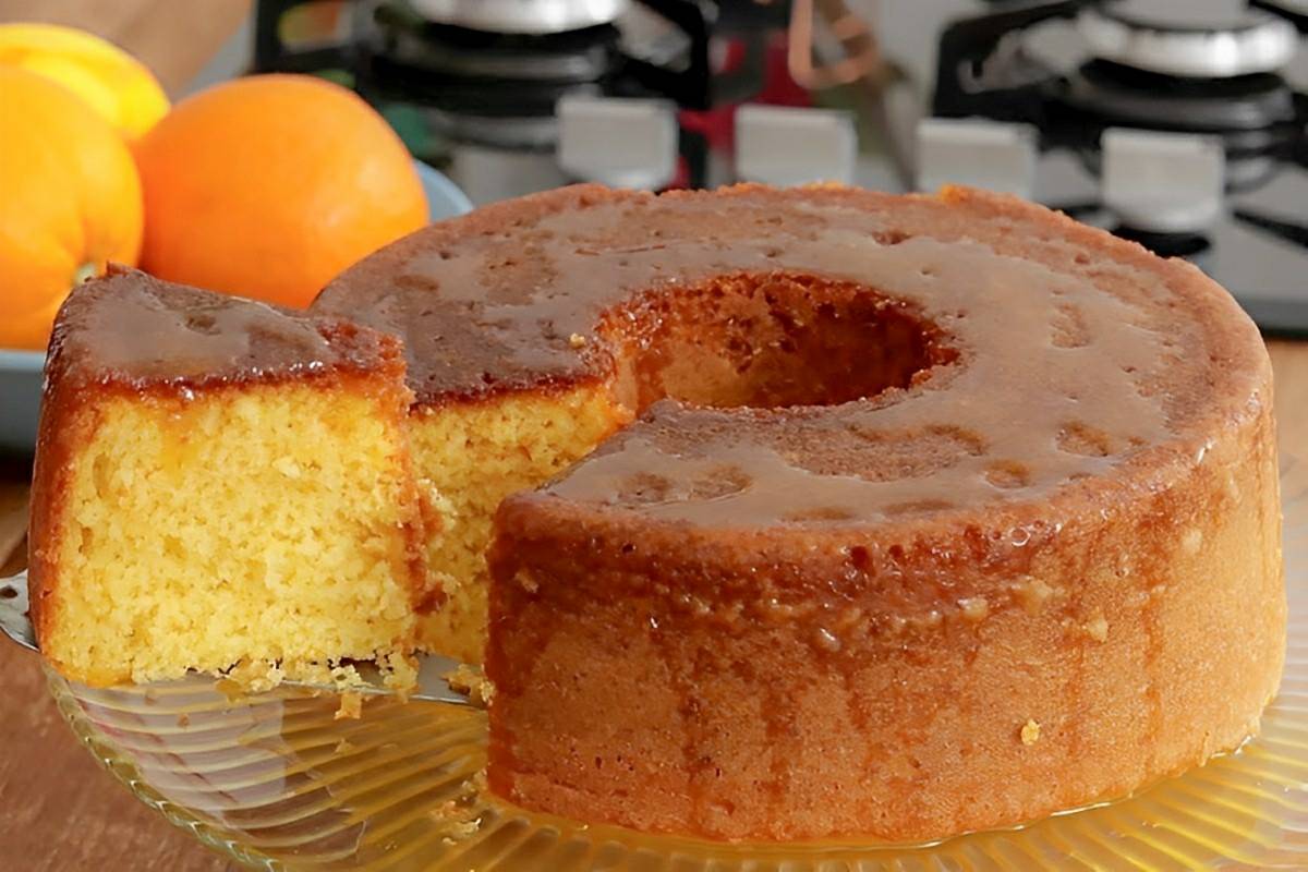 Bolo de laranja com calda um bolo simples feito no liquidificador e que fica uma delícia