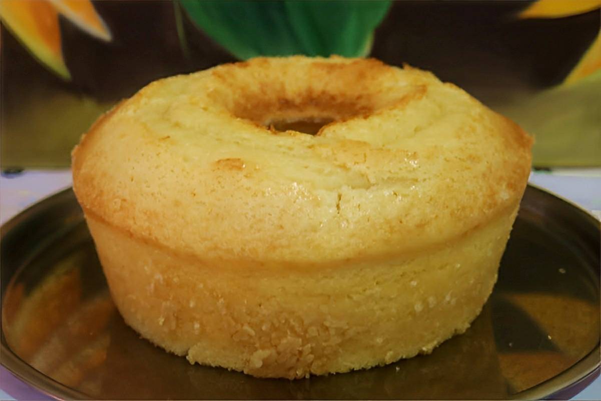Bolo de leite condensado de liquidificador é só bater os ingredientes e levar pra assar