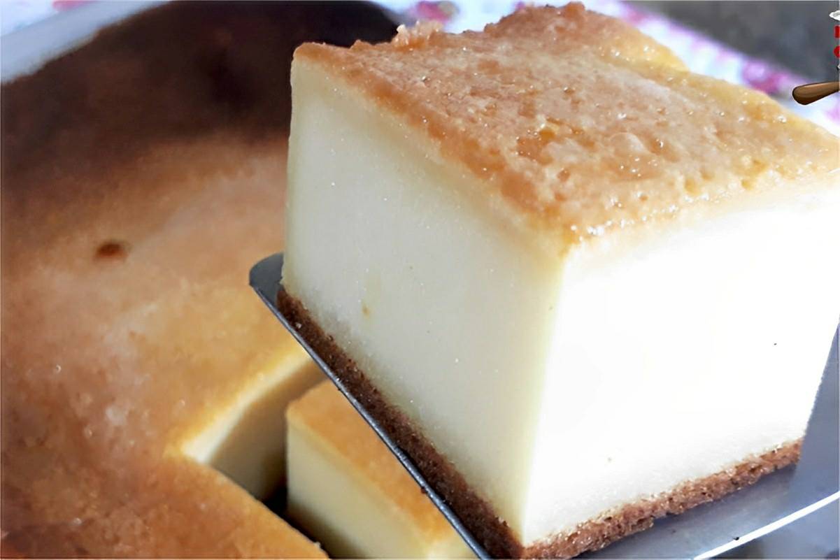 Bolo de leite ou bolo mole um bolo cremoso que parece um pudim perfeito para o café ou lanche