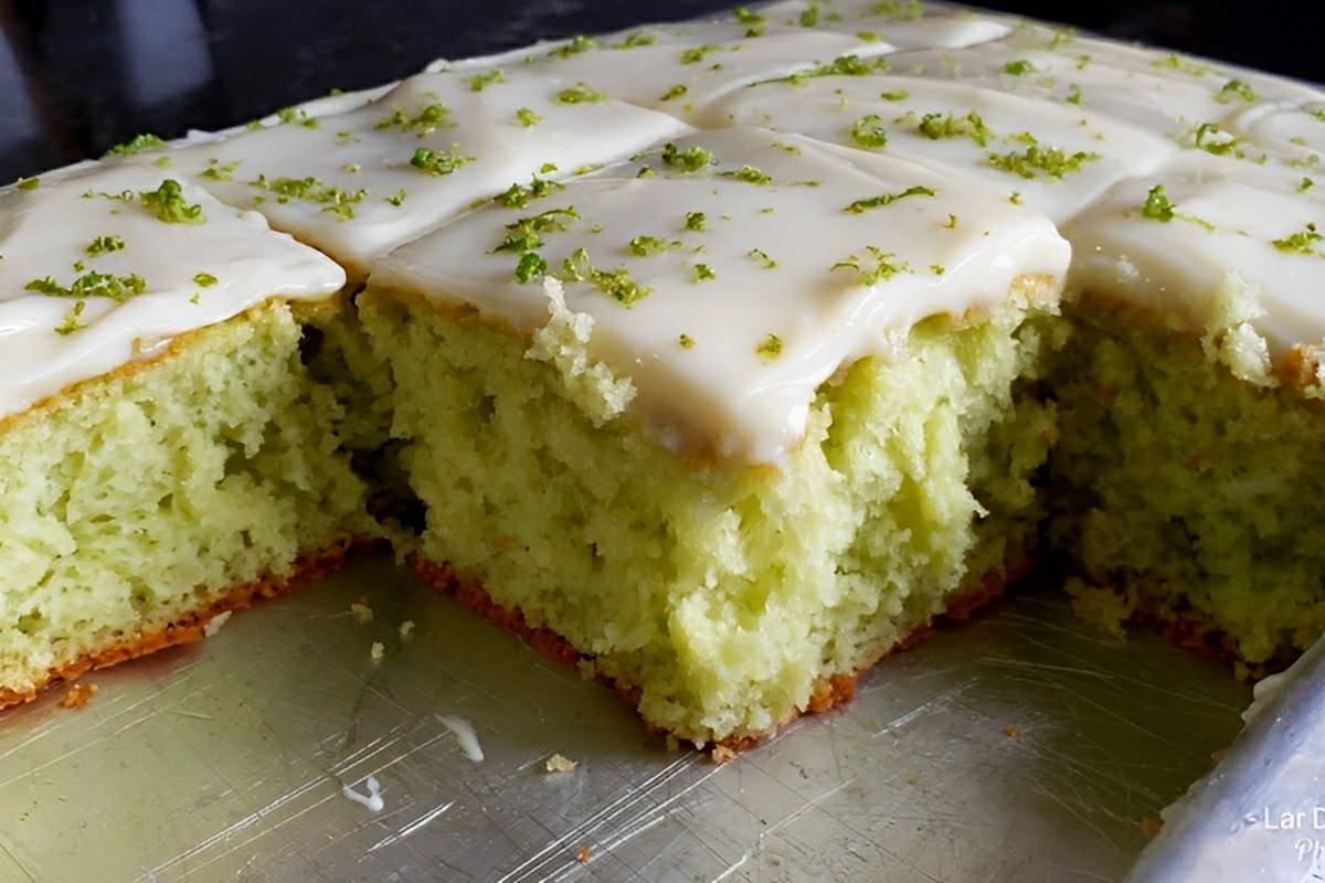 Bolo de limão com cobertura de leite condensado uma delícia para servir com chá ou café