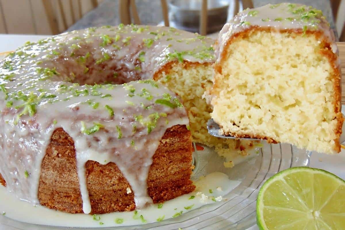 Bolo de limão fácil com cobertura e raspas de limão macio fofinho e delicioso