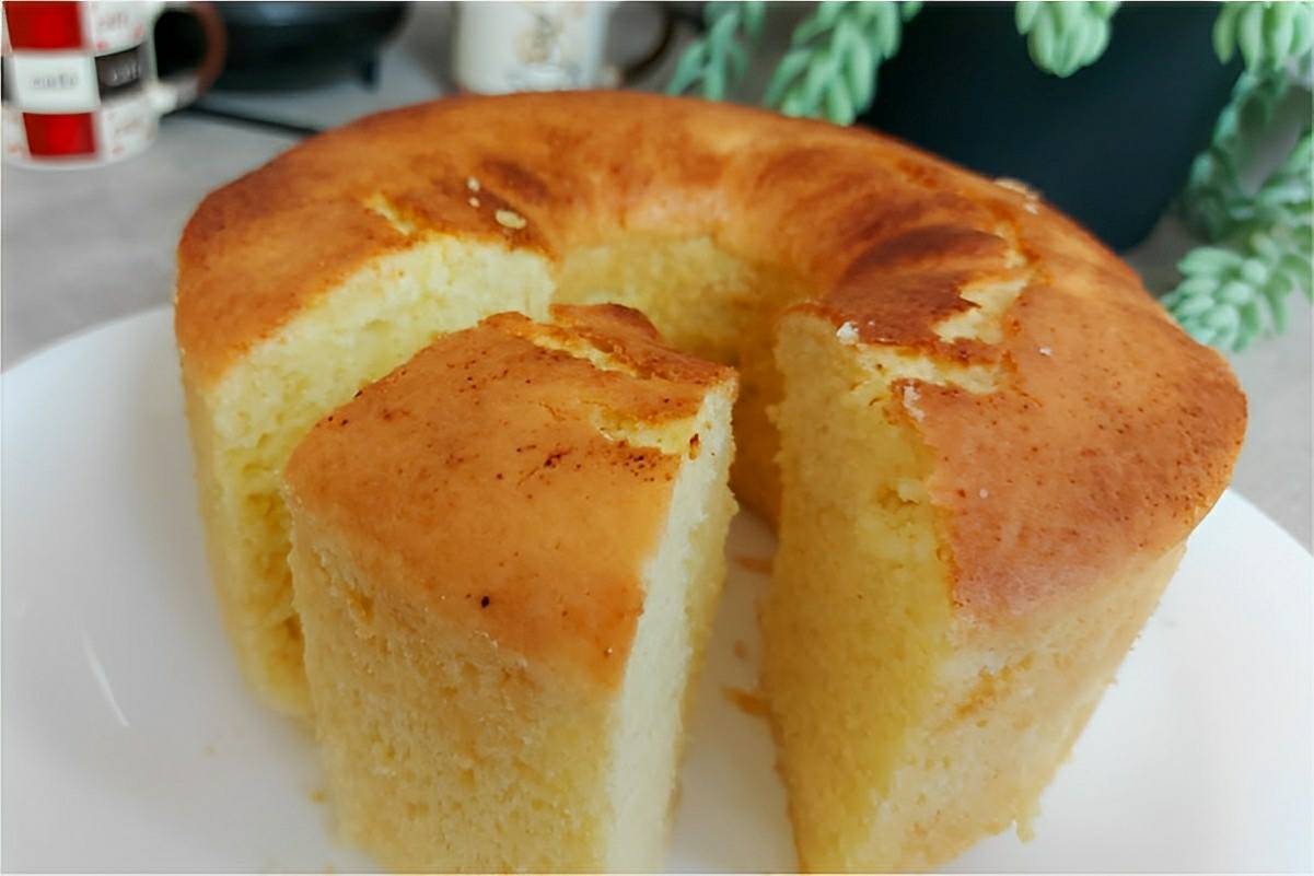 Bolo de limão simples feito com ingredientes que você tem no armário perfeito pro café ou lanche