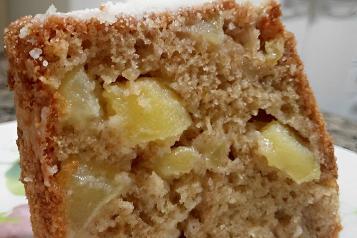 Bolo de maçã com canela com pedaços da fruta delicioso e perfeito para o lanche ou o café