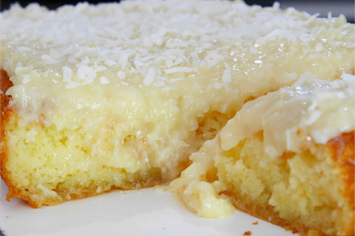 Bolo de mandioca sem trigo com cobertura de leite condensado com coco