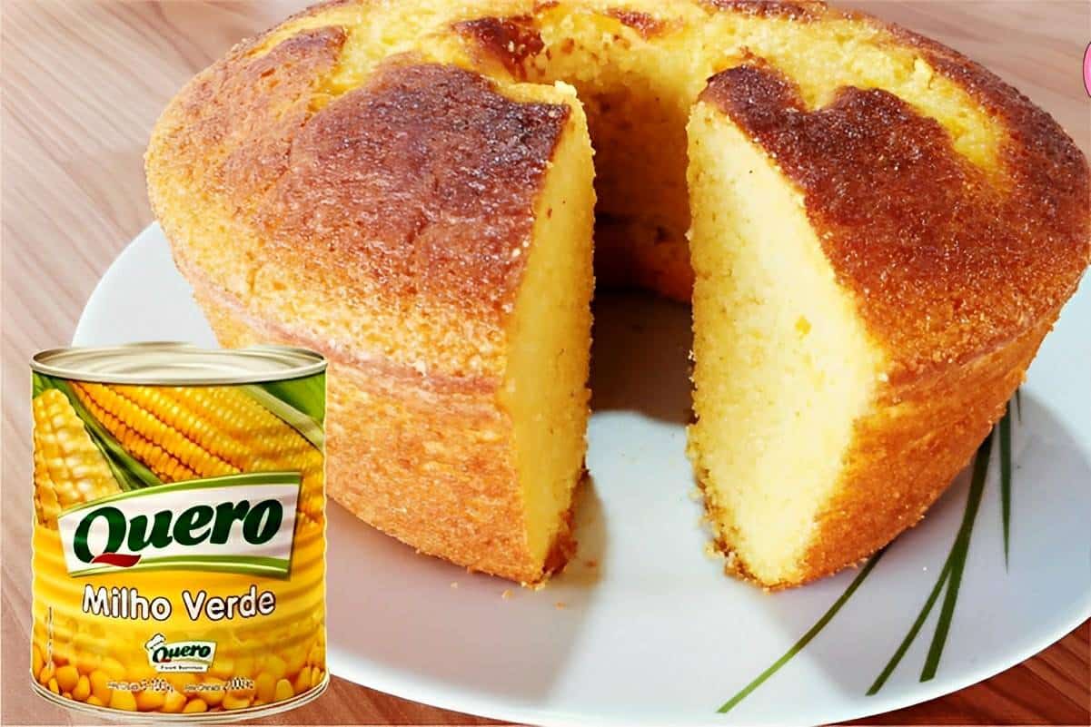 Bolo de milho fácil feito com milho de latinha e outros ingredientes que você tem em casa