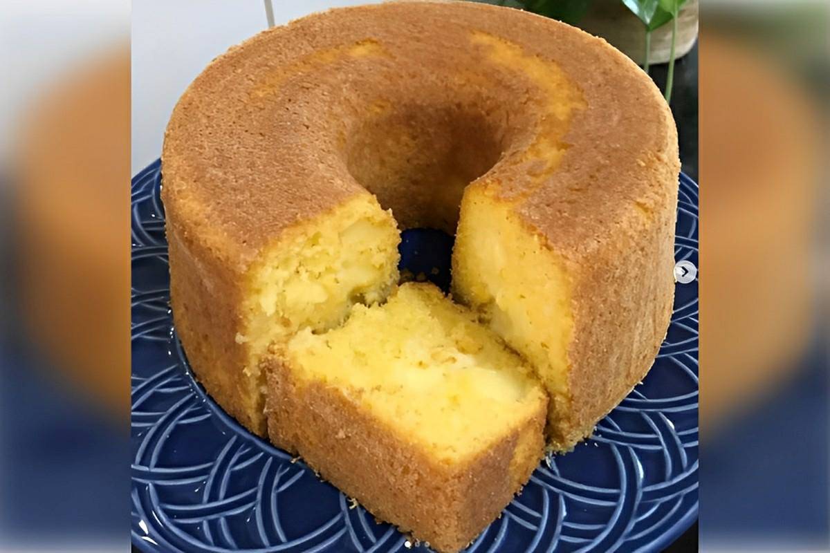 Bolo de milho com requeijão o bolo já sai do forno recheado uma delícia fácil de preparar
