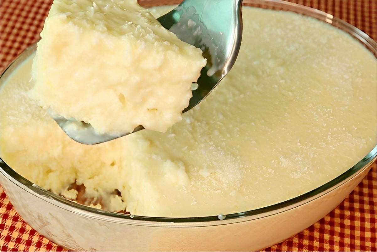 Bolo de tapioca que não vai ao forno é o bolo mais fácil do mundo e fica uma delícia
