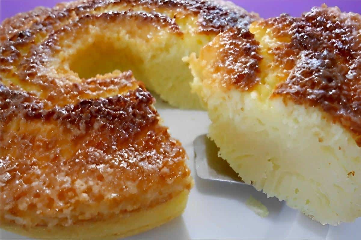 Bolo queijadinha simples e prático basta bater os ingredientes no liquidificador e levar ao forno