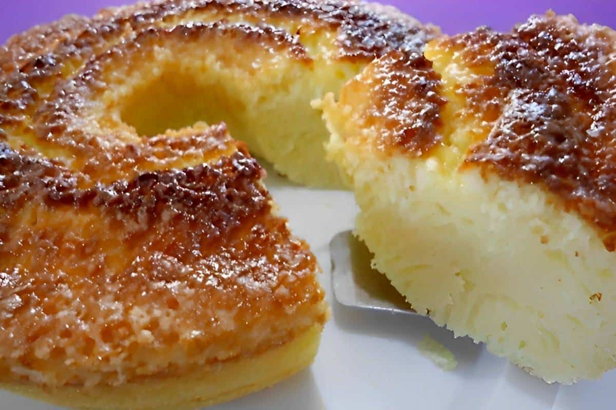 Misture coco queijo ovos e leite e prepare um delicioso bolo queijadinha é só misturar e assar