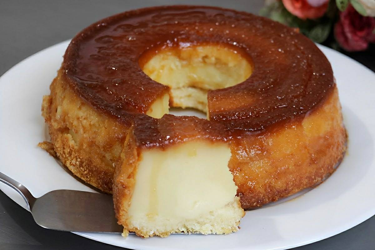 Bolo queijadinha a melhor combinação de coco e queijo em um bolo molhadinho e fácil de preparar