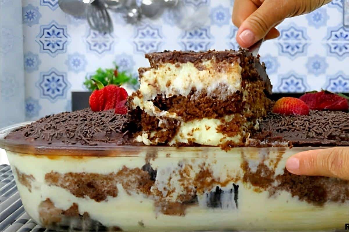 Bolo recheado na travessa uma delícia bem mais simples que um bolo recheado tradicional