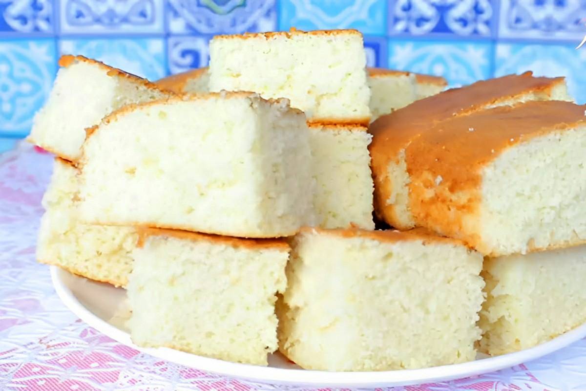 Bolo simples um bolo fofinho e delicioso feito com ingredientes que você tem em casa