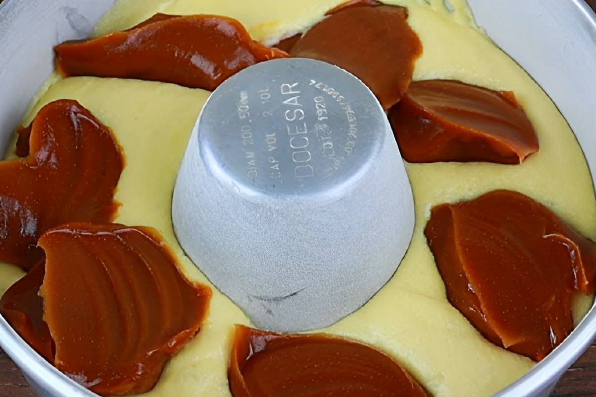 Bolo simples que já sai do forno recheado fácil e prático para servir no café ou lanche