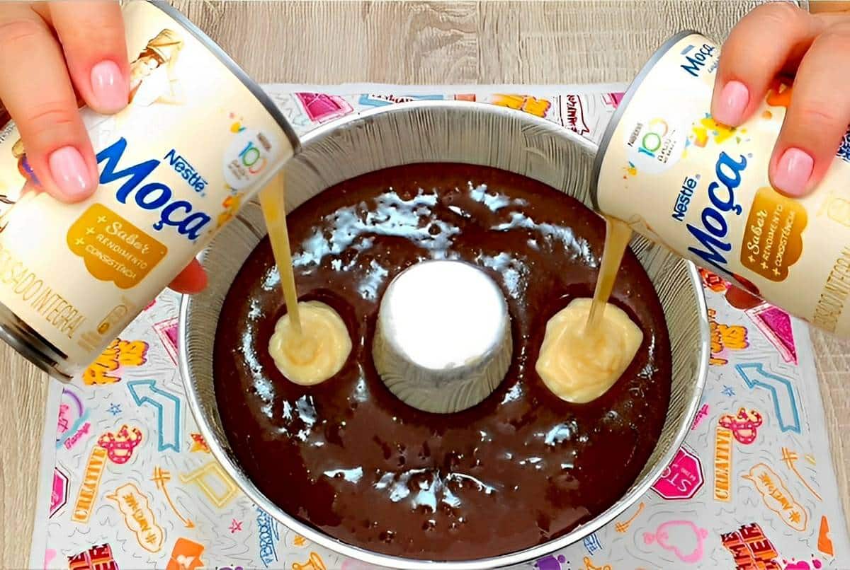 Despejei leite condensado em um bolo cru e não acreditei como ficou hoje só faço assim
