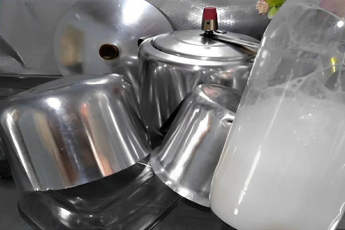 Detergente brilha alumínio econômico e rende muito para deixar todas as panelas brilhando