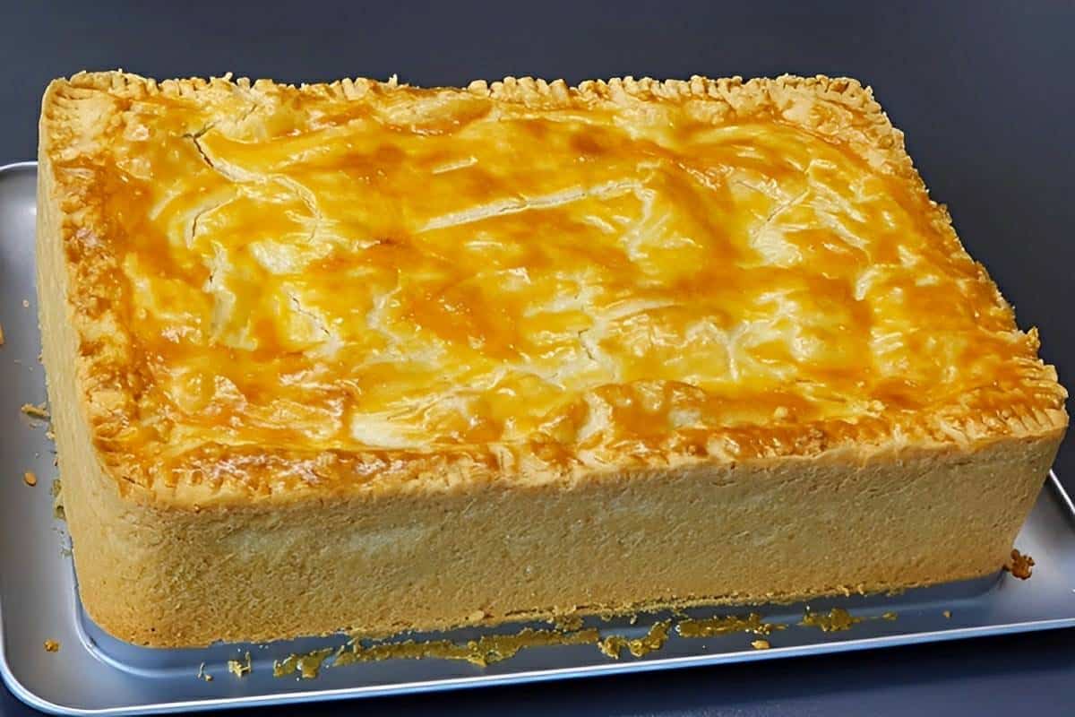Empadão de frango com massa que derrete na boca e recheio de frango cremoso