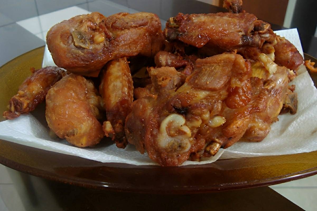Frango à passarinho na panela de pressão delicioso e feito com poucos ingredientes