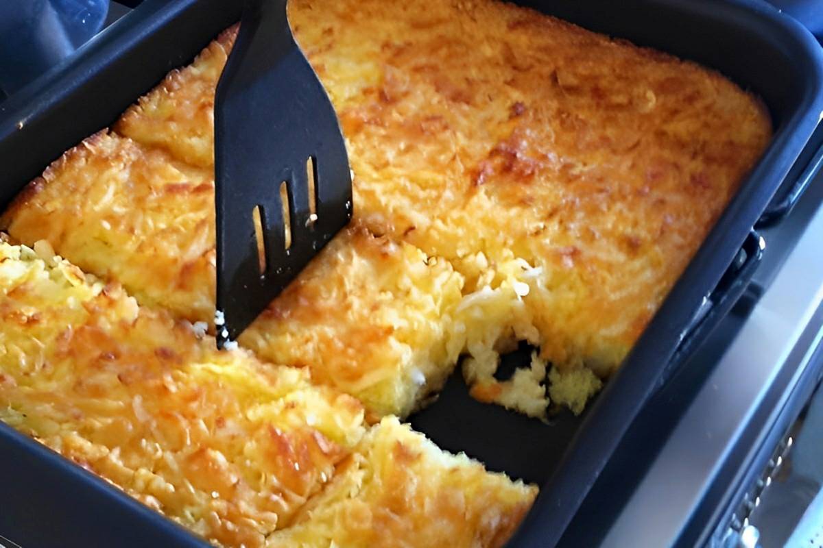 Mané pelado um bolo de mandioca simples e delicioso basta misturar os ingredientes e assar