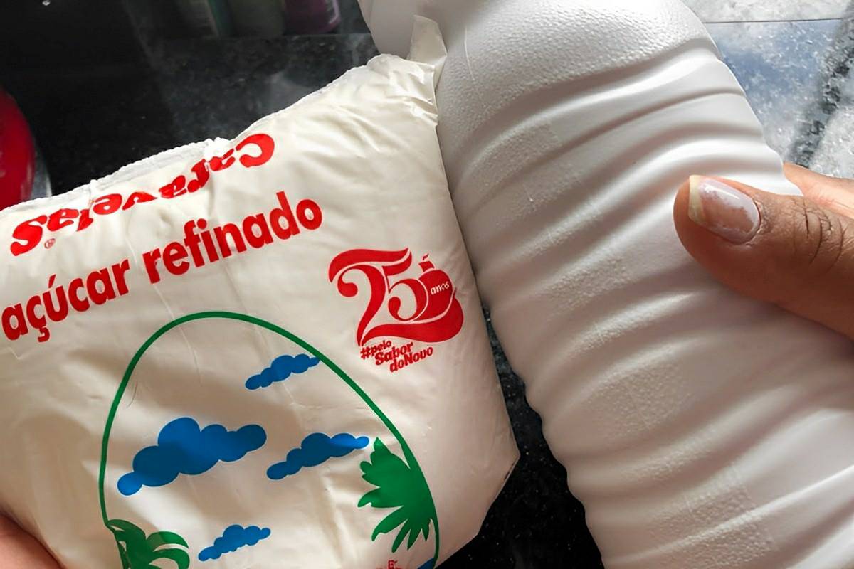 Misturei água sanitária com açúcar e fiz um poderoso limpador caseiro