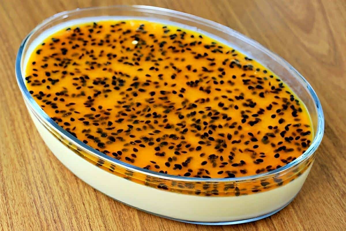 Mousse de maracujá na travessa feito com suco concentrado fica maravilhoso e fácil de fazer
