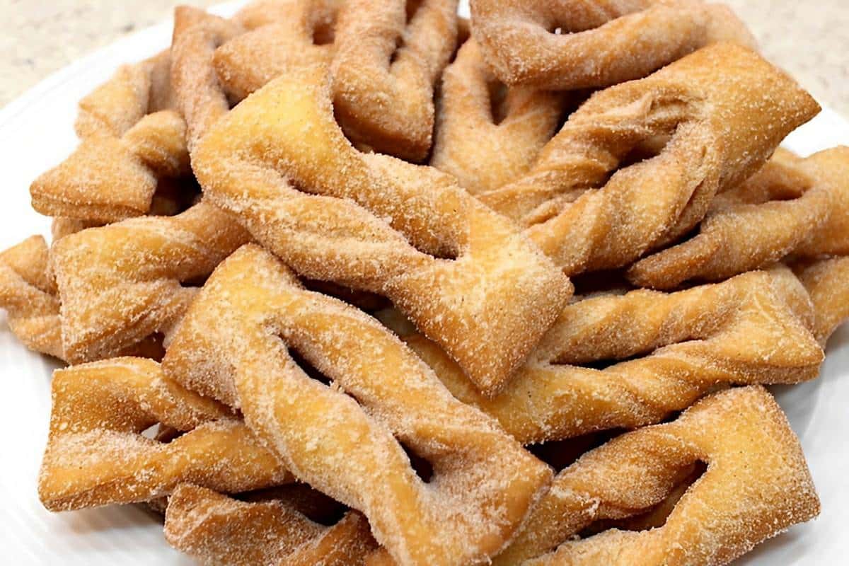 Orelha de gato conhecida também como cueca virada um biscoito delicioso para servir com chá ou café