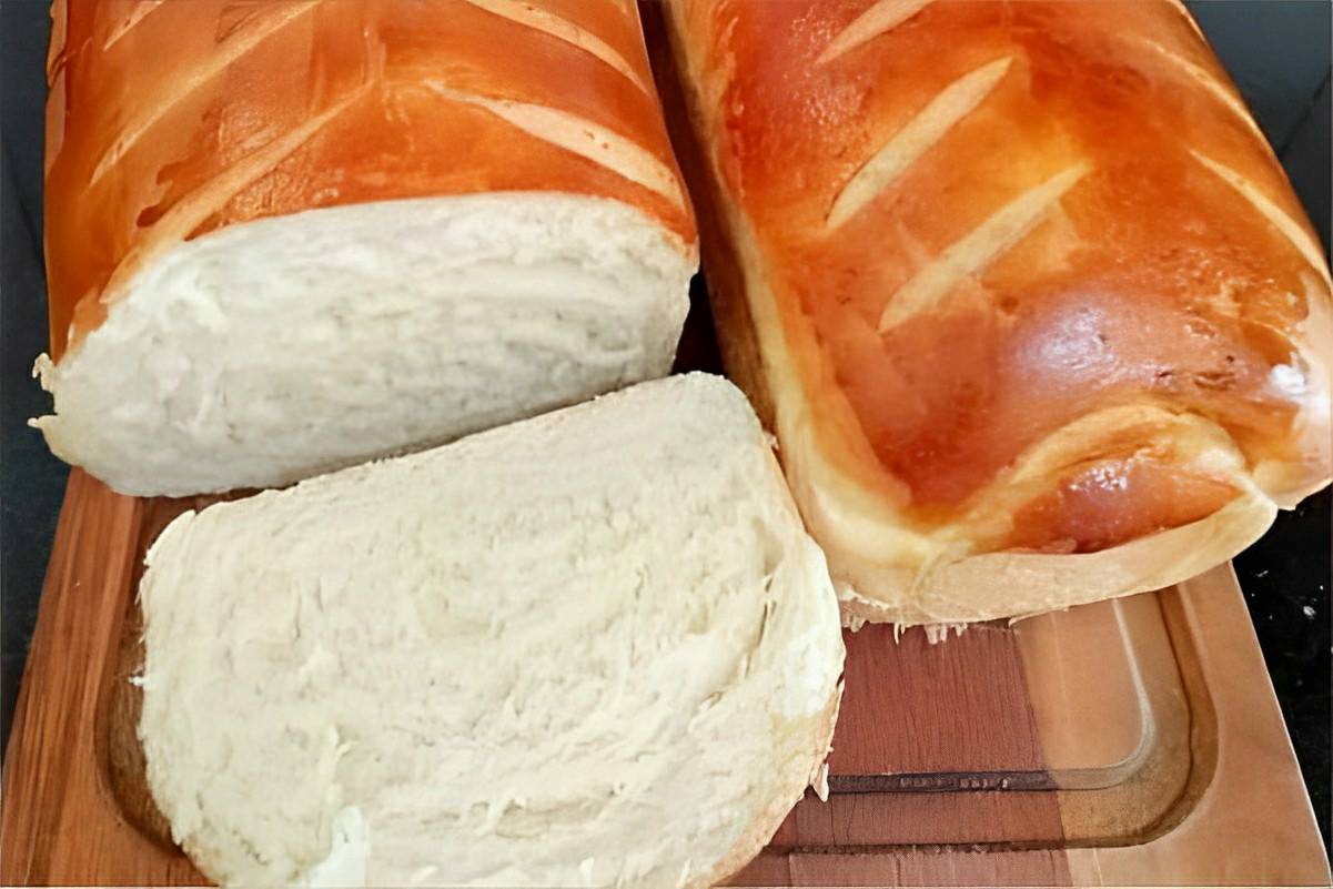 Pão caseiro amanteigado perfeito para comer com requeijão ou manteiga no café da manhã
