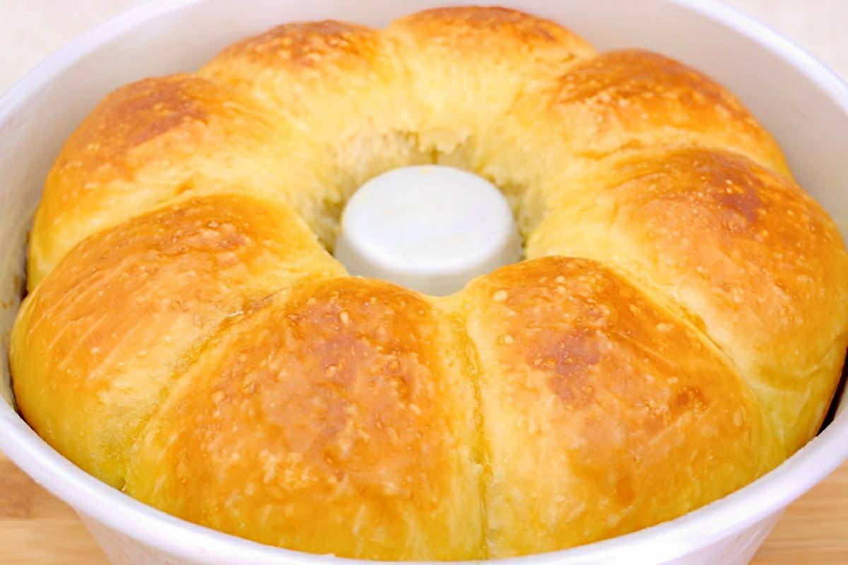 Pão caseiro na forma de pudim não precisa sovar é só misturar colocar na forma e assar