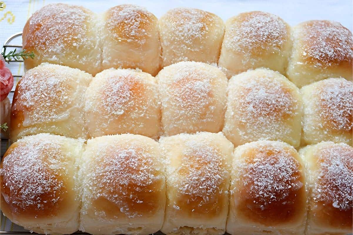 Pão de leite condensado com cobertura de coco uma delícia para fazer no lanche ou café