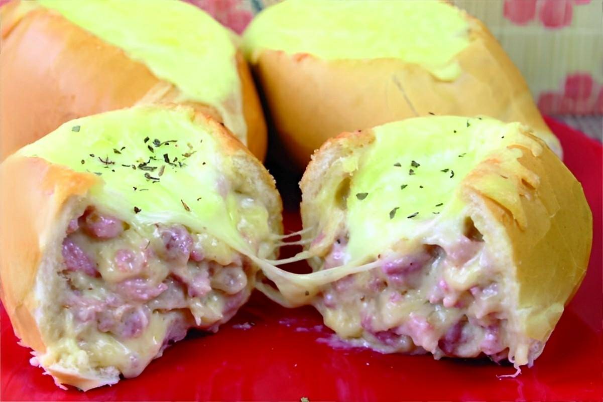 Pão recheado assado no forno feito com pão francês um lanche delicioso e prático