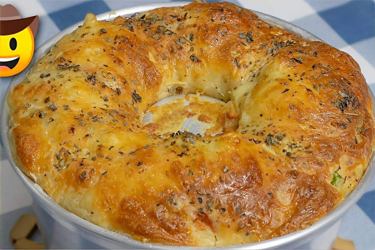 Pão salgado recheado um lanche delicioso feito com ingredientes que você tem no armário