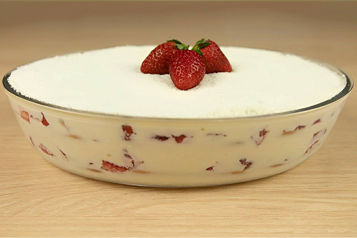 Pavê de leite ninho com morango uma sobremesa deliciosa perfeita para o fim de semana