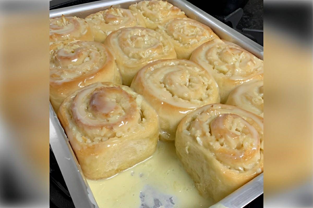 Rosquinha húngara bem fofinha e molhadinha com leite condensado e coco uma delícia