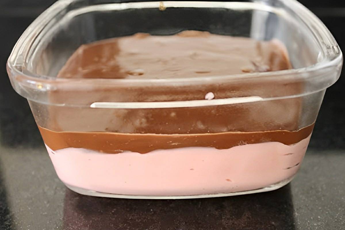 Sobremesa tentação uma mistura de dois cremes de morango com chocolate que é um arraso
