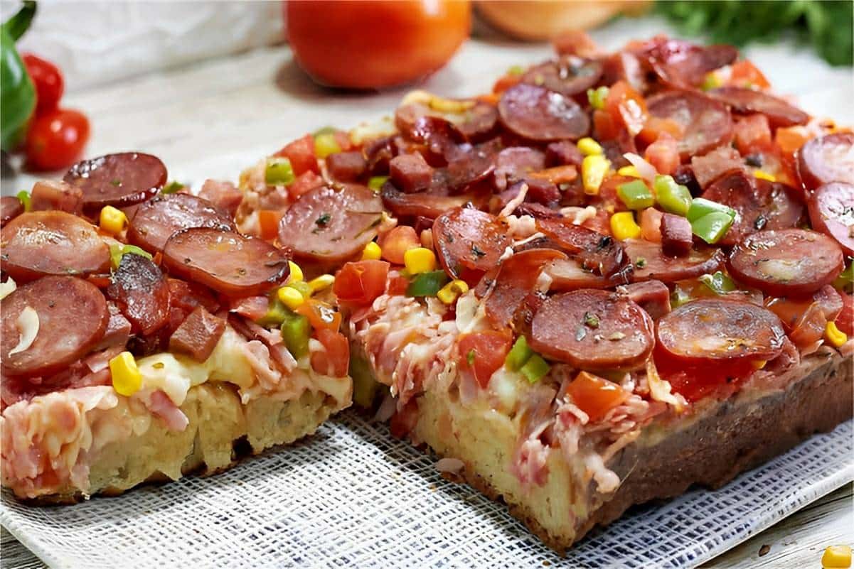 Torta italiana com cobertura de frios e calabresa perfeita para o lanche da tarde ou jantar