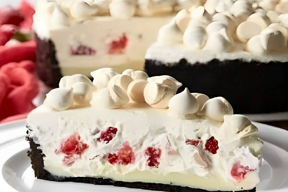 Torta morangoffee uma sobremesa fácil e deliciosa feita com biscoito e chantilly