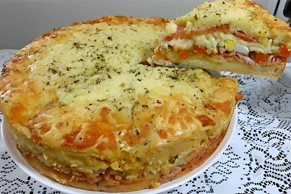 Torta portuguesa de liquidificador feita com massa fofinha e um exagero de recheio