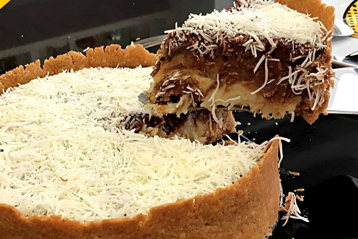 Torta prestígio deliciosa com massa de biscoito muito prática de preparar