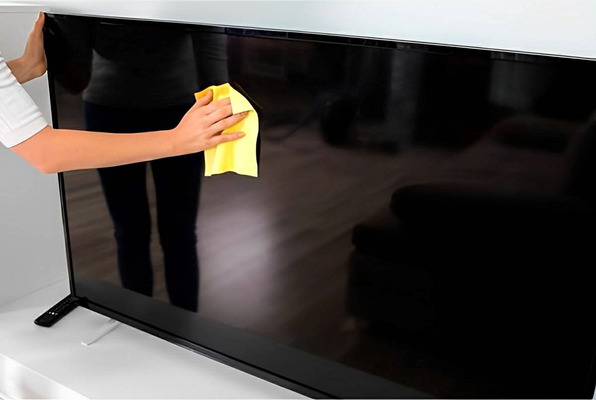Como limpar telas de TV celular notebook da maneira certa sem danificar seu aparelho