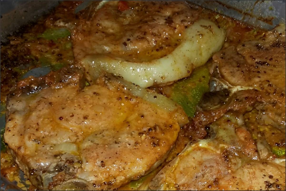 Bisteca de porco no forno macia e bem temperada para servir no almoço ou jantar