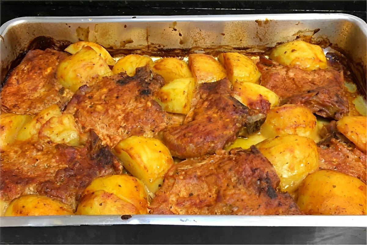Bisteca no forno com batatas elas ficam macias e suculentas perfeitas para o almoço de domingo