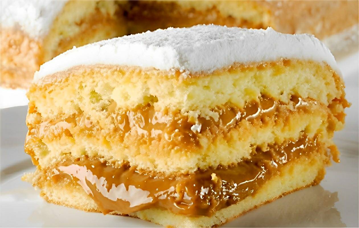 Bolo bem casado feito com massa que derrete na boca e recheio de leite condensado cozido